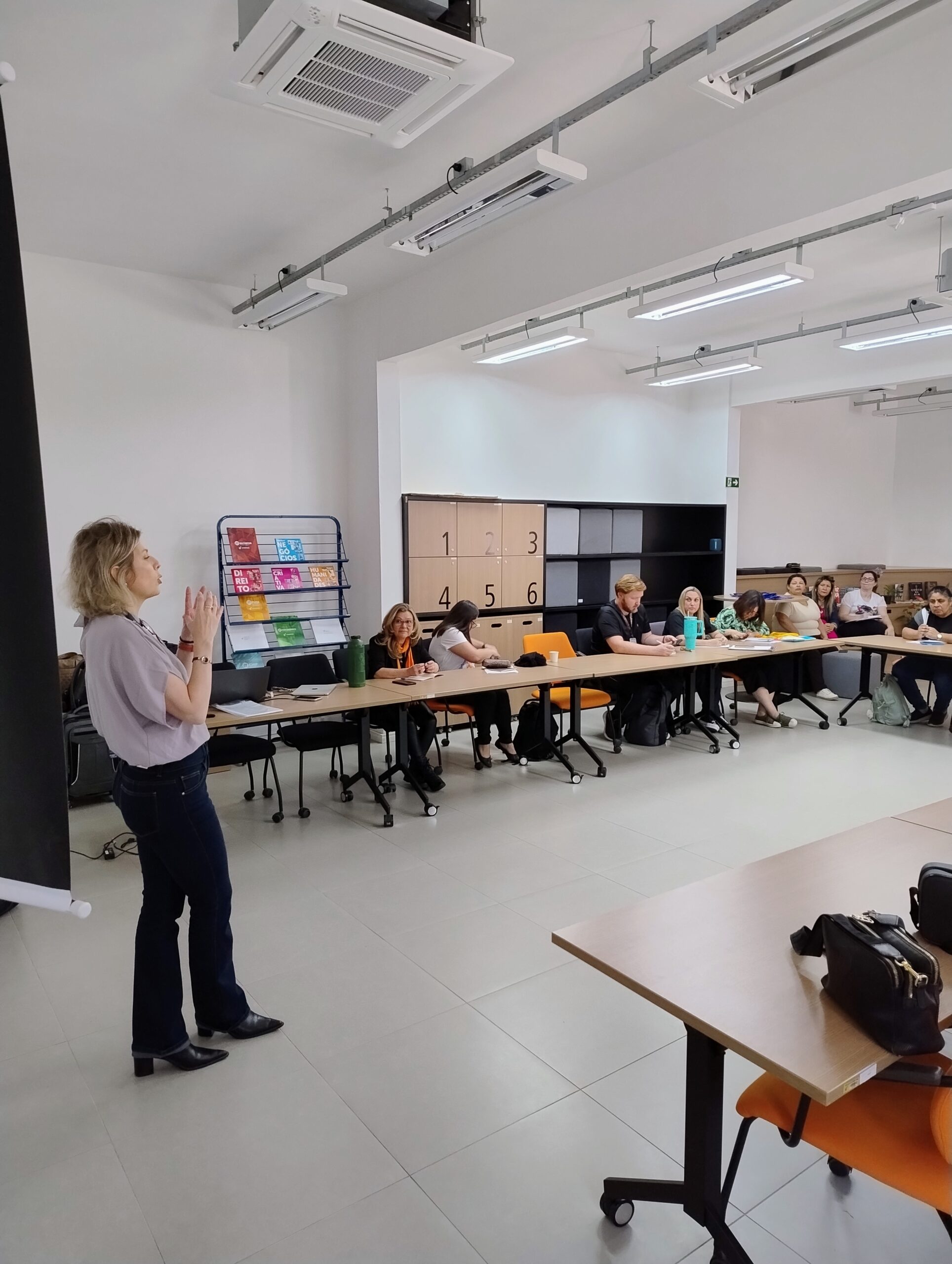 Professores Debatem Filosofia e Infância em Curso de Extensão